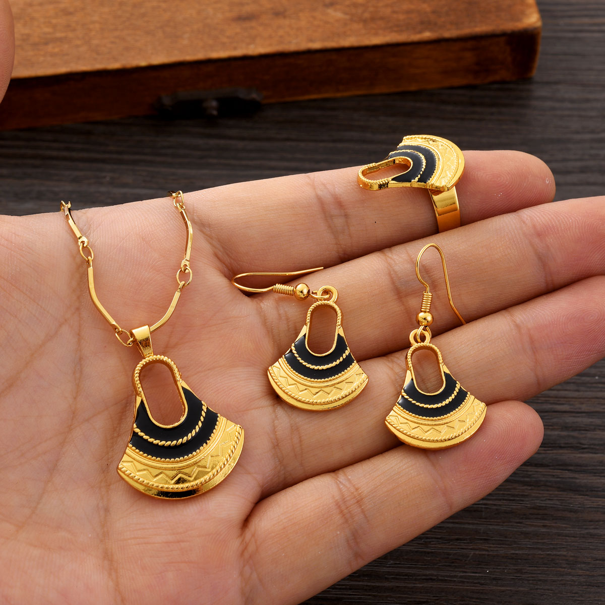 Women Accessories Png - Ensemble de bijoux couleur or PNG